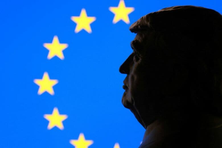 トランプ米大統領とＥＵ旗のイメージ図。１月撮影。REUTERS/Dado Ruvic