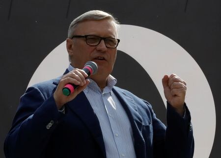 ロシア法務省は２４日、元首相で現在はプーチン政権を批判するミハイル・カシヤノフ氏が「外国のエージェント（代理人）」に指定されたと明らかにした。 写真は２０１８年５月、モスクワで開かれた集会で演説するカシヤノフ元首相（２０２３年　ロイター／Tatyana Makeyeva）