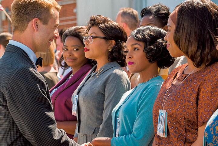 キャサリン（右から3番目）たち3人は白人男性ばかりの職場で徐々に実力を認められていく　©2017 TWENTIETH CENTURY FOX FILM CORPORATION