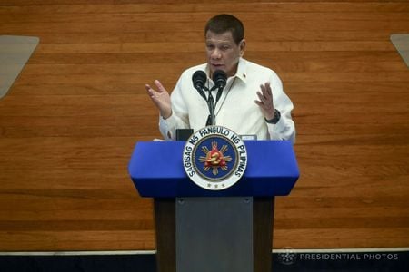 フィリピンのドゥテルテ大統領は２７日、施政方針演説を行い、国内の新型コロナウイルス感染が増加する中、政権が実施する厳しい抑制策を擁護し、対策の効果が出ていると訴えた。大統領府提供（２０２０年　ロイター）