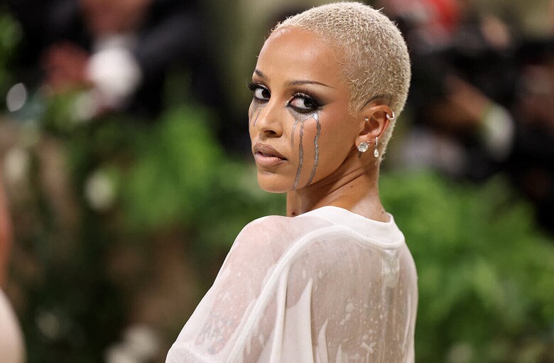 メットガラで「ずぶ濡れ」Tシャツドレスを披露したドージャ・キャット（5月6日、ニューヨーク）　Andrew Kelly-REUTERS