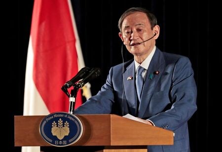 　１０月２６日、菅義偉首相（写真）は所信表明演説で「新型コロナウイルスが経済に与える影響や内外の経済動向を注視しながら、躊躇（ちゅうちょ）なく必要な対策を講じる」と述べ、追加経済対策の年内編成に意欲を示した。写真は２１日ジャカルタでの代表撮影（２０２０年／ロイター）