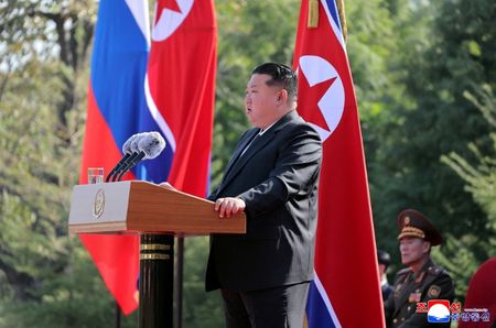 北朝鮮の金正恩朝鮮労働党総書記。11月23日、平壌で撮影。KCNA提供写真。REUTERS