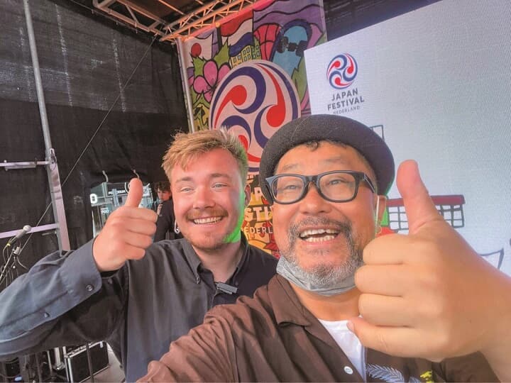 オランダ公演で、記念撮影時だけノーマスク（筆者撮影）SENRI OE