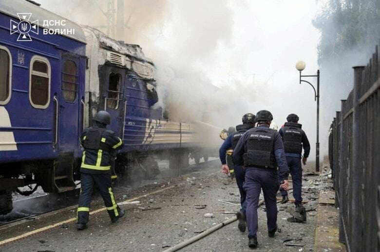 ウクライナのルツクにある鉄道駅で、ロシアのドローン攻撃を受けた旅客列車の車両を消防士らが消火している様子。2026年9月12日撮影。ウクライナ国家非常事態庁ヴォルィーニ州報道部提供写真／REUTERS
