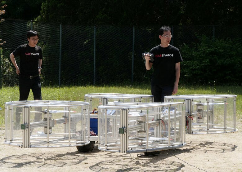 ６月３日、２０２０年開催の東京五輪・パラリンピックの聖火台に「空飛ぶ車」で火を灯したい――。そんな若手技術者らの夢をトヨタ自動車グループ１５社が支援する。写真は３日、試作機を点検するトヨタの若手技術者など約３０人が中心メンバーになっている有志団体のスタッフ（２０１７年　ロイター/Kwiyeon Ha）
