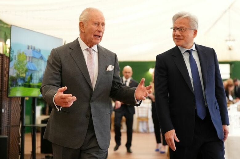 チャールズ英国王と米エヌビディアのジェンスン・フアン最高経営責任者（ＣＥＯ）。１７日撮影。Jonathan Brady/Pool via REUTERS