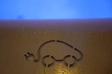 　１月８日、調査会社カナリスによると、２０２４年の世界の電気自動車（ＥＶ）市場の伸びは、補助金削減などの影響で２３年の２９％から２７．１％に鈍化する見通し。パリで２０２３年撮影（２０２４年　ロイター/Sarah Meyssonnier）