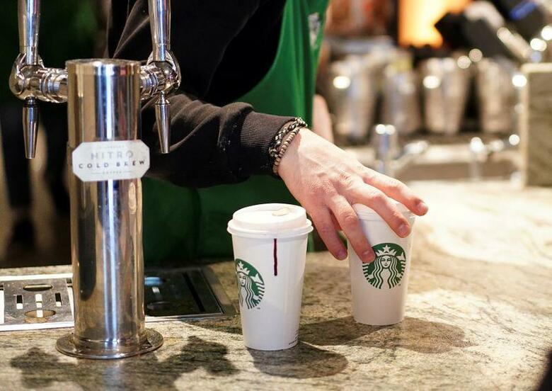 米コーヒーチェーン大手スターバックスは、欧州、中東およびアフリカの店舗について、顧客が持参した再利用可能なカップ類や魔法瓶の受け入れを中止した。写真はロンドンの店舗で6日撮影（2020年　ロイター／Henry Nicholls）