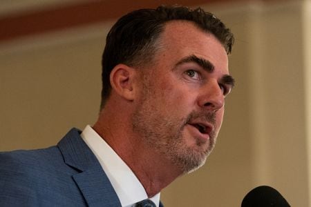 　全米知事会は、ホワイトハウスで２０日に予定されていたトランプ大統領との会合への参加を中止した。ホワイトハウスが民主党の知事を招待しなかったことを受けた対応で、スティット会長（オクラホマ州知事、共和党）が９日に各州の知事に伝えたと、関係者が明らかにした。写真はオクラホマ州オクラホマシティの州議会で演説するスティット氏。昨年６月撮影（２０２６年　ロイター/Nick Oxford）