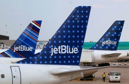 　２月１８日　アメリカン航空グループと米格安航空会社（ＬＣＣ）ジェットブルー・エアウェイズはニューヨークとボストン発の約８０路線をコードシェア（共同運航）し、第１段階の提携を開始すると発表した。写真はジェットブルー機。２０１３年６月、ニューヨークのケネディ国際空港で撮影（２０２１年　ロイター/Fred Prouser）