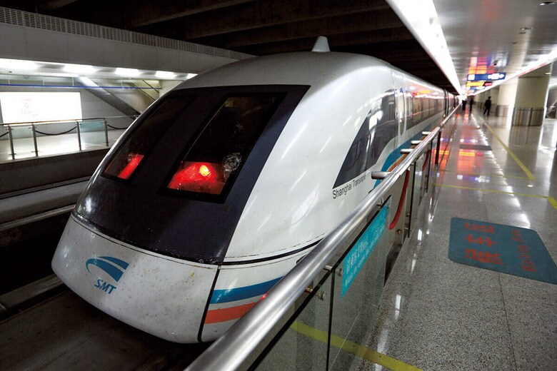 上海市内と空港を結ぶリニアモーターカー　TOMOHIRO OHSUMIｰBLOOMBERG/GETTY IMAGES