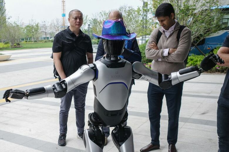 ロボット開発企業アジボット社の本社を訪れる外国人投資家ら。4月20日、上海で撮影。 REUTERS/Laurie Chen