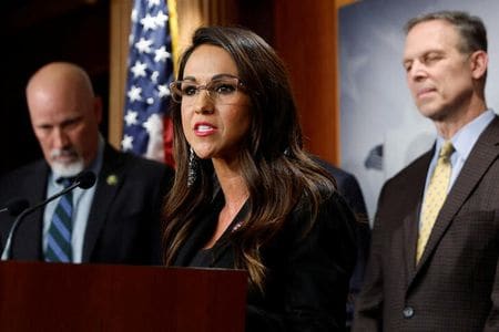 米下院は２２日、共和党の保守強硬派が目指したバイデン大統領に対する弾劾決議案の採決強行を回避した。写真は、決議案の提案者、ボーバート共和党下院議員（中央）。２０２３年３月２２日に連邦議事堂内で撮影。（２０２３年　ロイター／Jonathan Ernst）