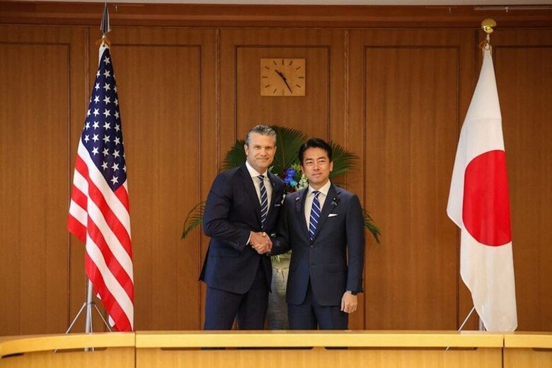 １０月２９日、来日中のヘグセス米国防長官（写真左）は、高市早苗首相が防衛費を増額する方針を示したことを称賛した上で、できるだけ早期の実施に期待を示した。同日、東京で代表撮影（２０２５年　ロイター）