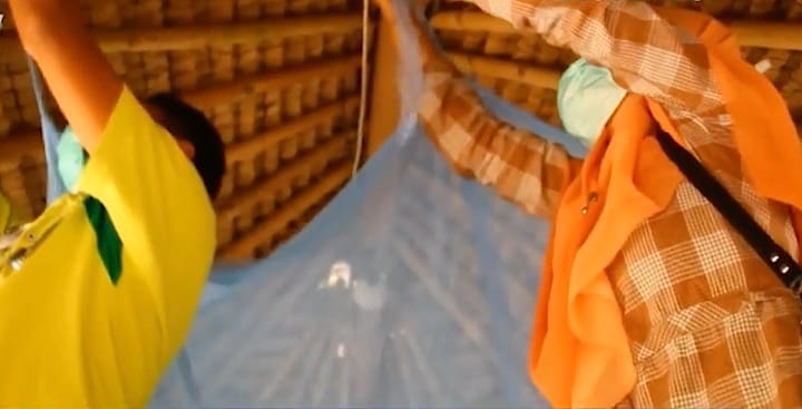 避難所に蚊帳を吊るなど感染症対策が始まったロンボク島　KOMPASTV / YouTube