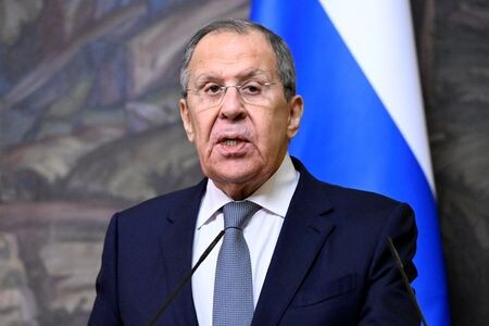 ロシアのラブロフ外相（写真）は５日、ウクライナの北大西洋条約機構（ＮＡＴＯ）加盟をロシアが懸念していると指摘したトランプ米大統領の発言を歓迎すると述べた。１月２１日の代表撮影。（２０２５　ロイター）