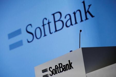１０月１４日、東京株式市場で通信大手ソフトバンクが後場に入ってプラスに転じ、一時１．１％高の２１７．３円に上昇した。都内で２０２１年２月撮影（２０２５年　ロイター／Kim Kyung-Hoon）