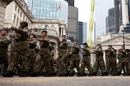 英陸軍のツイッターとユーチューブのアカウントが、一時的に乗っ取られ、暗号資産（仮想通貨）やＮＦＴ（非代替性トークン）に関する投稿に使用された。写真はロンドンでパレードするし士官候補生。２０２１年１１月撮影（２０２２年　ロイター/Henry Nicholls）