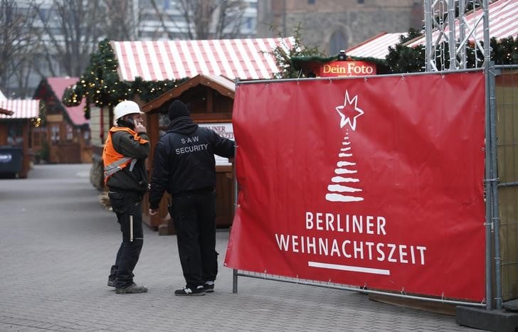 １２月２０日、ドイツ・ベルリンのクリスマス市にトラックが突っ込み、死傷者が出た件で、過激派組織「イスラム国」（ＩＳ）が犯行声明を出した。写真は現場周辺。（２０１６年　ロイター/Hannibal Hanschke）