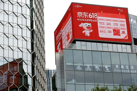 　６月１９日、中国で５月末から実施されていた今年の大型ネット通販セール「６１８」はセール期間を延長したにもかかわらず、盛り上がりに欠ける結果となった。写真はＪＤドット・コムの「６１８」向け広告。２０２２年６月、北京で撮影（２０２４年　ロイター/Carlos Garcia Rawlins）