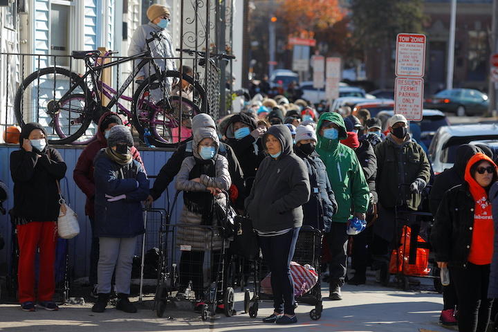 感謝祭を祝うための七面鳥や食料の配給に並ぶアメリカ人（11月23日、マサチューセッツ・チェルシー）Brian Snyder-REUTERS