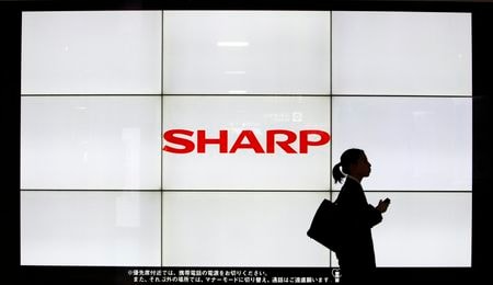 東京株式市場でシャープの株価が大幅に反落し、１０％超安の１１７０円近辺を推移している。写真は２０１３年３月、都内で撮影（２０２２年　ロイター／Yuya Shino）