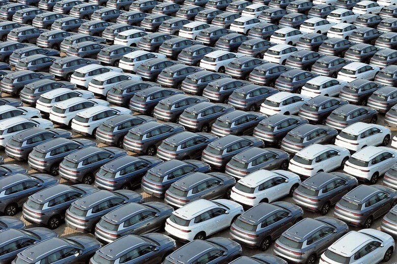 中国山東省の港で出荷を待つ比亜迪汽車（BYDオート）のEV　COSTFOTOｰNURPHOTOｰREUTERS