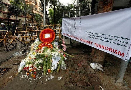 　７月５日、バングラデシュ警察は、首都ダッカで発生した飲食店銃撃事件について、治安部隊が人質１人を誤って殺害した可能性があると明らかにした。写真は現場付近で撮影（２０１６年　ロイター/Adnan Abidi）