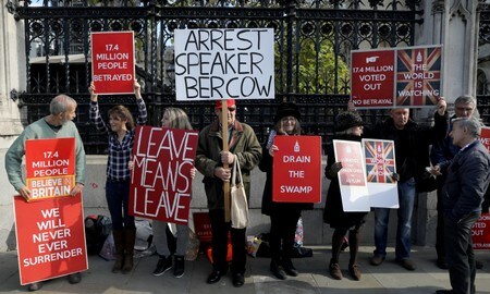 　１０月２２日、英議会下院は、ジョンソン首相が欧州連合（ＥＵ）とまとめた離脱協定案の関連法案を迅速に審議する議事日程の計画を否決した。写真はロンドンの議事堂前でプラカードを掲げる離脱支持派の人々（２０１９年　ロイター/Simon Dawson）
