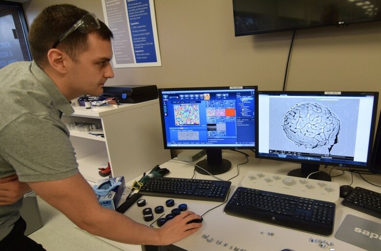 米ミシガン州トロイのノルスク・ハイドロの研究施設で、アルミニウム合金を調べる研究員。２０１８年２月撮影（２０１８年　ロイター/Nick Carey）