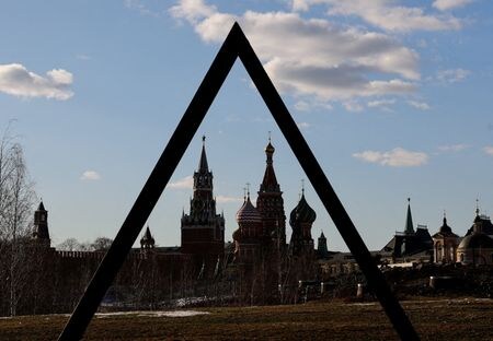 　ロシアのベロウソフ第１副首相は４月１３日、著しいインフレリスクを生じさせずに同国経済を７兆─８兆ルーブル（８５０億─９７０億ドル）分押し上げることが可能との見方を示した。モスクワのザリャジエ公園で３月１５日撮影（２０２２年　ロイター/Evgenia Novozhenina）
