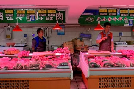 　中国政府は２５日、国家備蓄の冷凍豚肉２万トンを２７日に売却すると発表した。写真は北京にある市場の豚肉売り場。１１月１１日撮影（２０１９年　ロイター/Fang Nanlin）