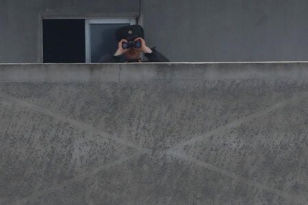 　８月１日、北朝鮮による相次ぐミサイル発射実験で朝鮮半島の緊張が高まるなか、タイに不法入国する北朝鮮人の数が、この数カ月間で急増している。写真は、中国との国境を監視する北朝鮮軍の兵士。中国遼寧省で４月撮影（２０１７年　ロイター/Aly Song）