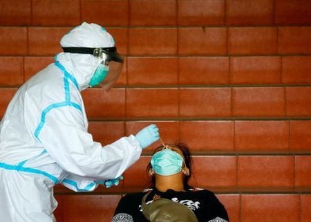 　ロイターの集計によると、世界の新型コロナウイルス感染者数が累計１億人を突破した。写真は新型コロナウイルス検査の様子。インドネシアで２６日撮影（２０２１年　ロイター/Ajeng Dinar Ulfiana）