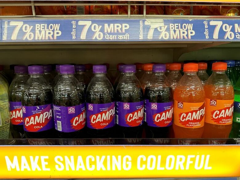 スーパーに陳列された「カンパ・コーラ」のボトル。2023年3月、ムンバイで撮影。REUTERS/Francis Mascarenhas