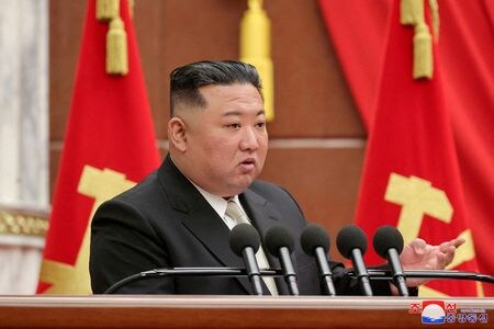　４月１日、米首都ワシントンに拠点を置く北朝鮮分析サイト「３８ノース」は、北朝鮮北西部の寧辺にある核施設の活動レベルが高まっていることが衛星画像から分かったと伝えた。写真は金正恩朝鮮労働党総書記。平壌で１日撮影。ＫＣＮＡが提供（２０２３年　ロイター）