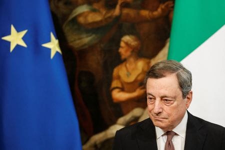 イタリアのドラギ首相は、ウクライナのゼレンスキー大統領と電話会談を行い、食料危機の回避に向け、ウクライナからの穀物などの輸出を可能にする方法などについて協議した。５月２７日、ローマで撮影（２０２２ 年　ロイター／Remo Casilli）