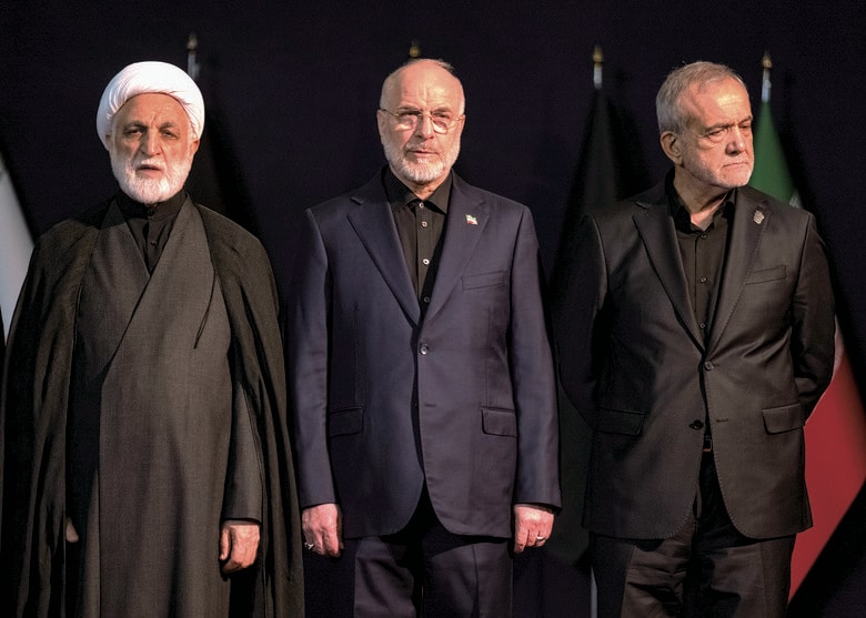 イラン政府で対米交渉を率いる国会議長のガリバフ（中央）　MORTEZA NIKOUBAZLーNURPHOTOーREUTERS