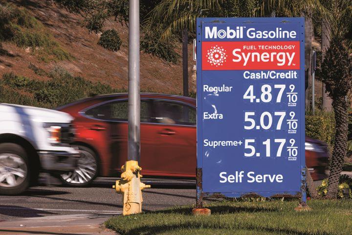 目先のガソリン価格は下がりそうにない（11月9日）　MIKE BLAKEｰREUTERS