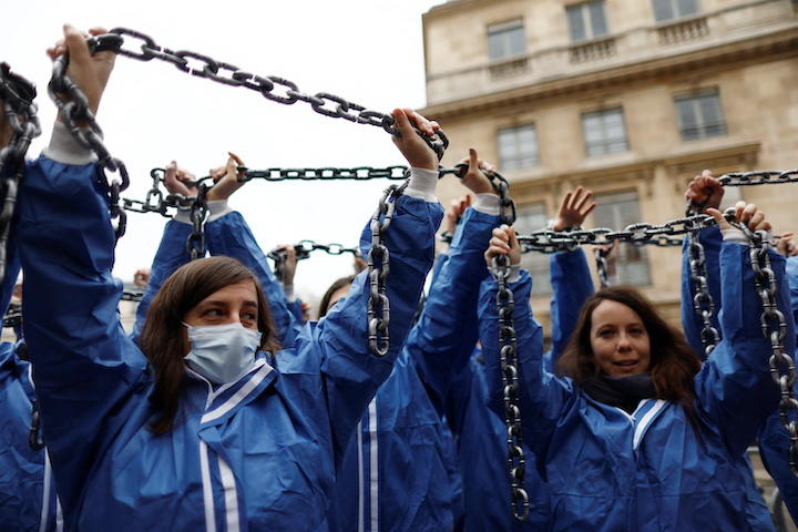 ウイグル人に対する中国の人権侵害と北京冬季五輪に抗議するアムネスティー・インターナショナルの活動家たち（1月26日、パリ）Gonzalo Fuentes-REUTERS