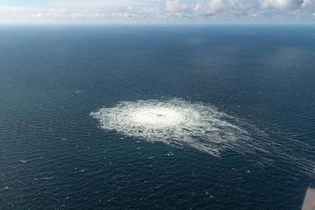 デンマークの警察当局は２６日、バルト海を経由してロシアとドイツを結ぶ天然ガスパイプライン「ノルドストリーム」で起きた２０２２年の爆発事故に関し、調査を打ち切ったと明らかにした。写真は、2022年9月27日に撮影されたデンマーク・ボーンホルム島上空から見えるノルドストリーム２パイプラインからのガス漏れの様子。（２０２４年　ロイター／Danish Defence Command/Forsvaret  Ritzau Scanpix/via REUTERS）
