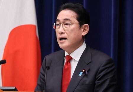 　６月８日、政府・党が最終調整している少子化対策の概要が判明した。育児期の柔軟な働き方を推進するため「選択的週休３日制度の普及」を追記し、柱の１つと位置付ける児童手当の拡充では支給期間をより明確にした。写真は岸田首相。３月都内での代表撮影（２０２３年／ロイター）