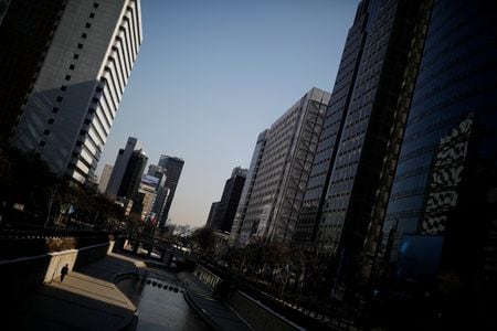 　４月２５日、韓国銀行（中央銀行）が発表した２０２４年第１・四半期の国内総生産（ＧＤＰ）速報値は、季節調整済み前期比１．３％増加した。ソウルで２０１７年撮影（２０２４年　ロイター/Kim Hong-Ji）