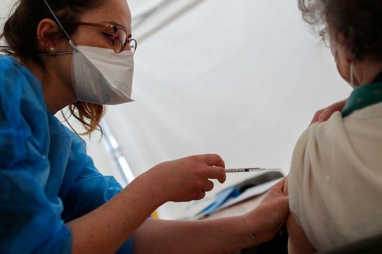 フランス保健省は15日遅く、同国北西部のブルターニュ地方で新型コロナウイルスの新たな変異株が見つかったと発表した。写真は、パリ近郊で行われた医療従事者へのワクチン接種。2021年3月12日に撮影。（2021年　ロイター／Gonzalo Fuentes）