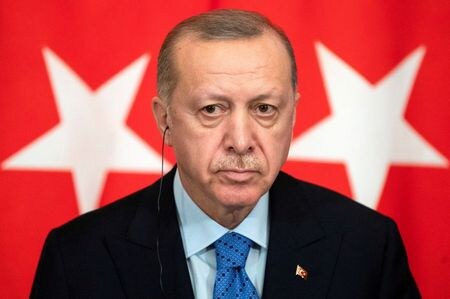 トルコのエルドアン大統領は２６日、国民に対しフランス製品をボイコットするよう呼び掛けると同時に、欧州連合（ＥＵ）首脳に対しフランスのマクロン大統領の「反イスラム」政策を止めさせるよう訴えた。写真はエルドアン大統領。３月５日撮影（２０２０年　ロイター/Pavel Golovkin）