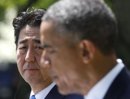 　４月２８日、オバマ米大統領は、日米がＴＰＰ交渉妥結へ連携する方針で一致したと明らかにした。写真は記者会見に臨むオバマ氏（右）と安倍晋三首相。ワシントンで２８日撮影（２０１５年　ロイター／Jonathan Ernst）