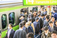 通勤電車や新幹線がやたらと混んでいるのはなぜ？