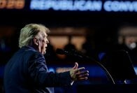 「共和党勝てば全成人に5000ドル」、トランプ氏が中間選挙へ異例の訴え