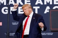 高校生チアリーダーのダンスに「ご満悦」の米トランプ前大統領...一緒に「ノリノリ」で踊るシーンが話題